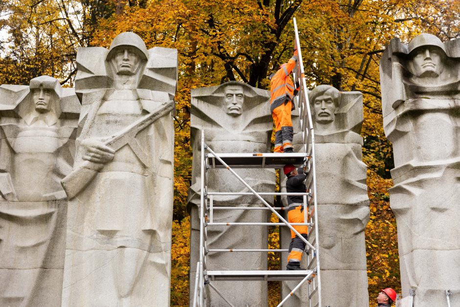 Vilniuje, Antakalnyje, juodu audeklu uždengtos sovietinės skulptūros