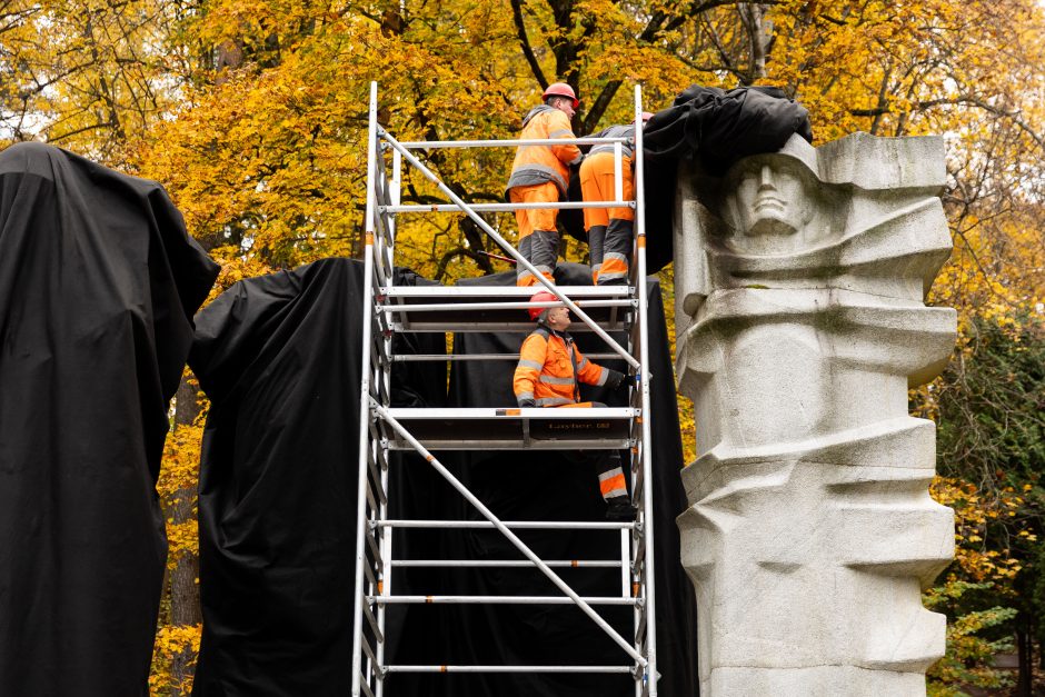 Vilniuje, Antakalnyje, juodu audeklu uždengtos sovietinės skulptūros