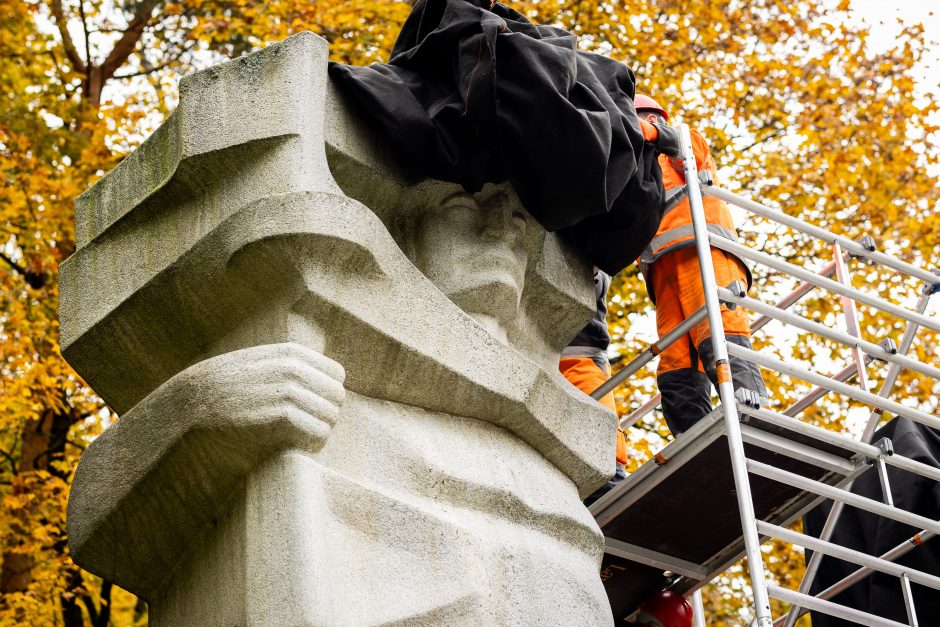 Vilniuje, Antakalnyje, juodu audeklu uždengtos sovietinės skulptūros