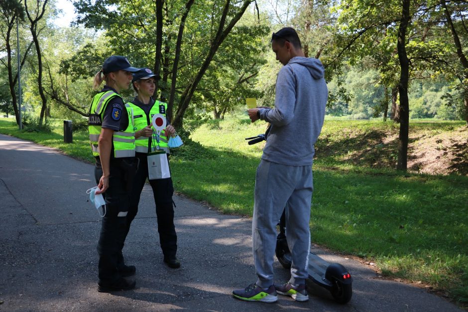 Policijos pareigūnai dviratininkams uždavė „namų darbų“