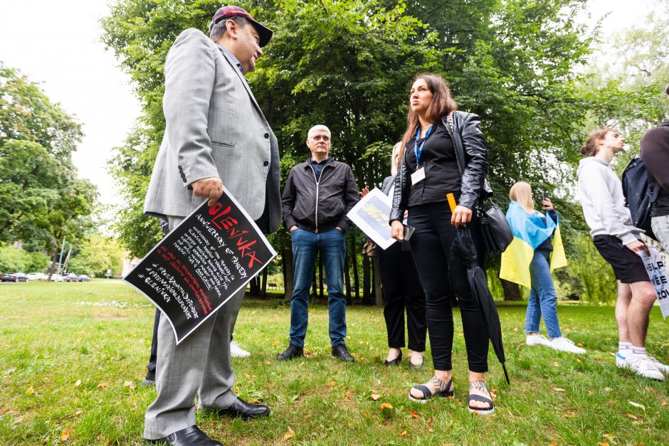 Prie Rusijos ambasados keliolika žmonių piketavo primindami Rusijos karo nusikaltimus