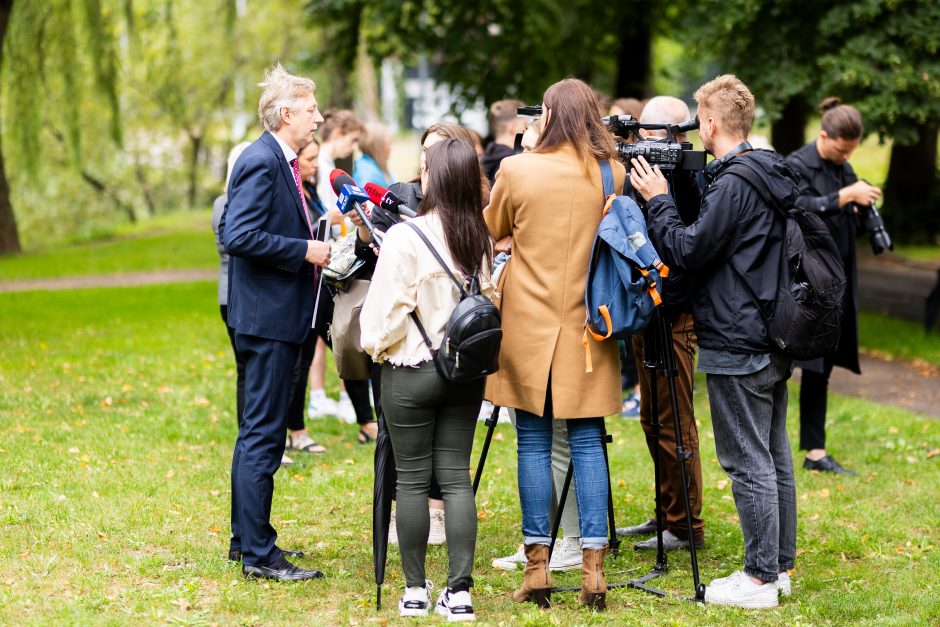 Prie Rusijos ambasados keliolika žmonių piketavo primindami Rusijos karo nusikaltimus