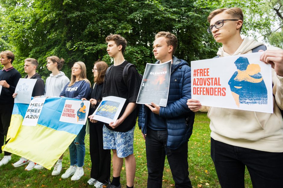 Prie Rusijos ambasados keliolika žmonių piketavo primindami Rusijos karo nusikaltimus