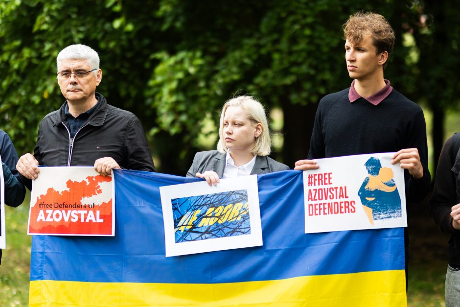 Prie Rusijos ambasados keliolika žmonių piketavo primindami Rusijos karo nusikaltimus