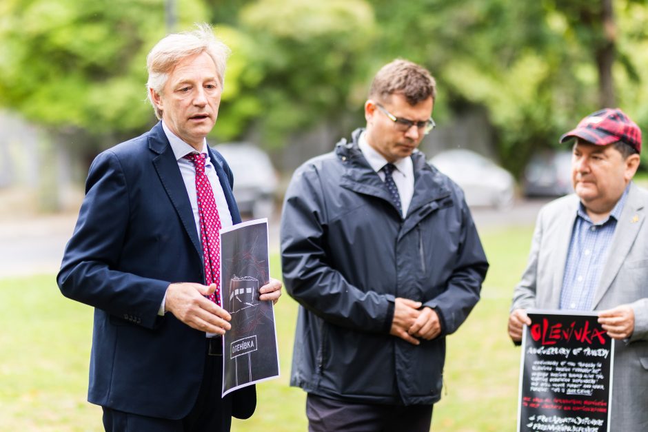 Prie Rusijos ambasados keliolika žmonių piketavo primindami Rusijos karo nusikaltimus