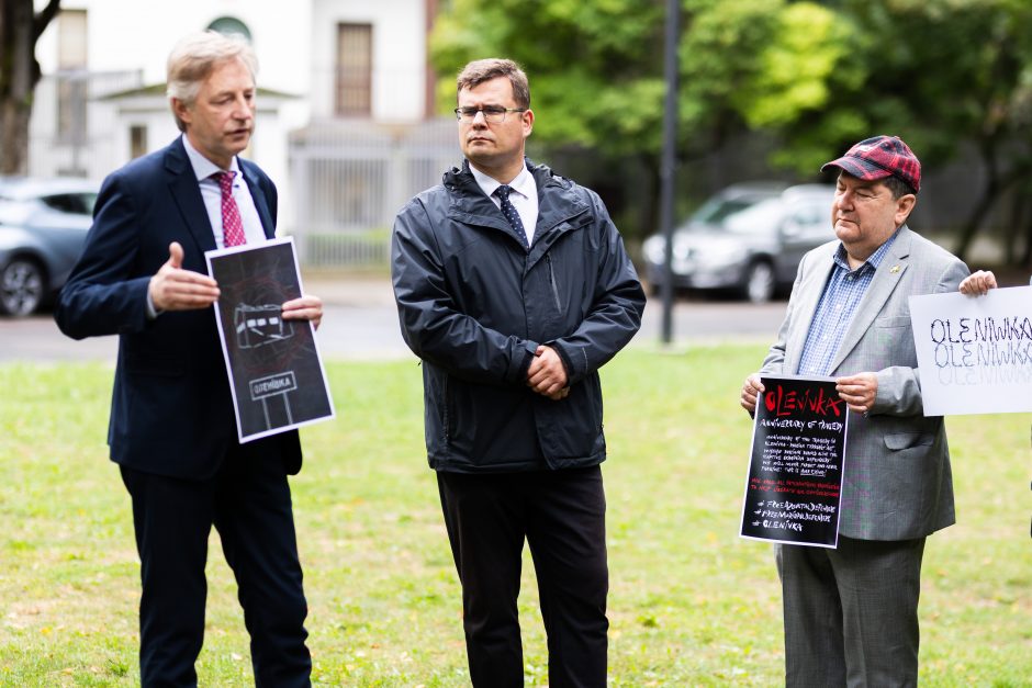 Prie Rusijos ambasados keliolika žmonių piketavo primindami Rusijos karo nusikaltimus