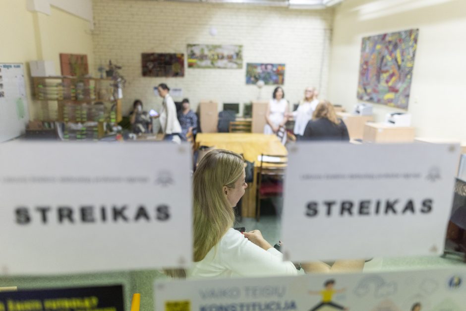 Streikuojančios „Rasos“ gimnazijos direktorius: reikalavimai – neadekvatūs