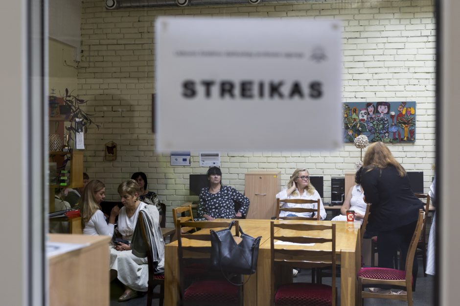 Streikuojančios „Rasos“ gimnazijos direktorius: reikalavimai – neadekvatūs