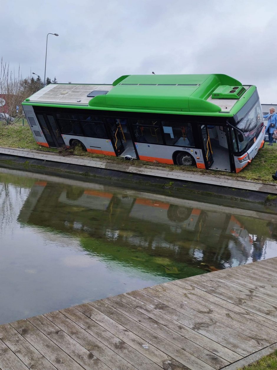  Incidentas Klaipėdoje: iš pavojingai pasvirusio autobuso į baseiną krito keleiviai