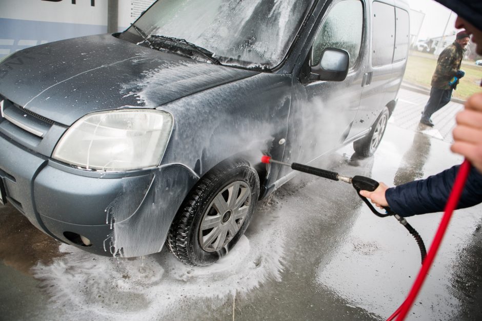 Automobilio plovimas žiemą: kaip nepavirsti ledo luitu?