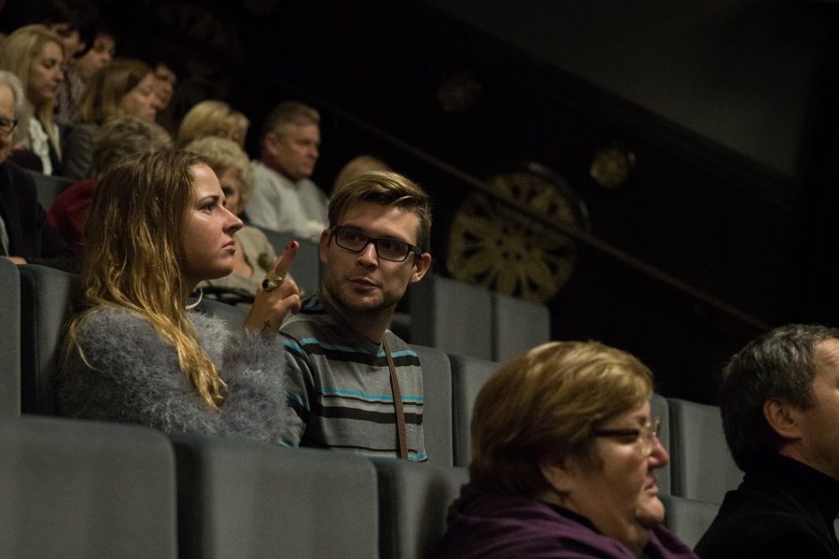 Nacionaliniame Kauno dramos teatre laukiami žiūrovai su baltosiomis lazdelėmis ir kurtieji