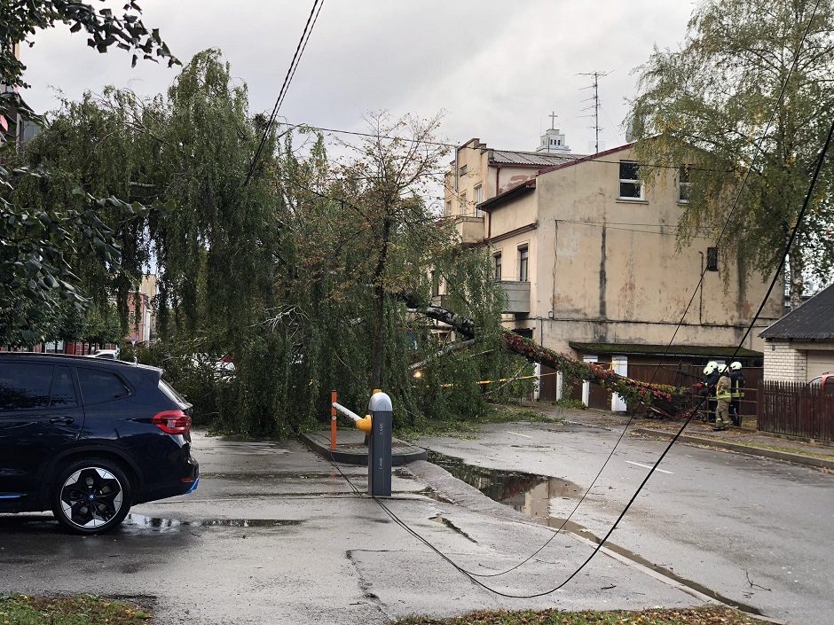 Sekmadienį Kauno ugniagesiai, sulaukę daugybės skambučių: nespėjame vykti iš vienos vietos į kitą