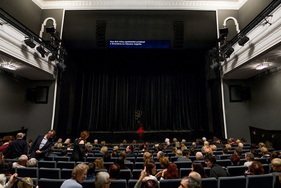 Nacionaliniame Kauno dramos teatre laukiami žiūrovai su baltosiomis lazdelėmis ir kurtieji