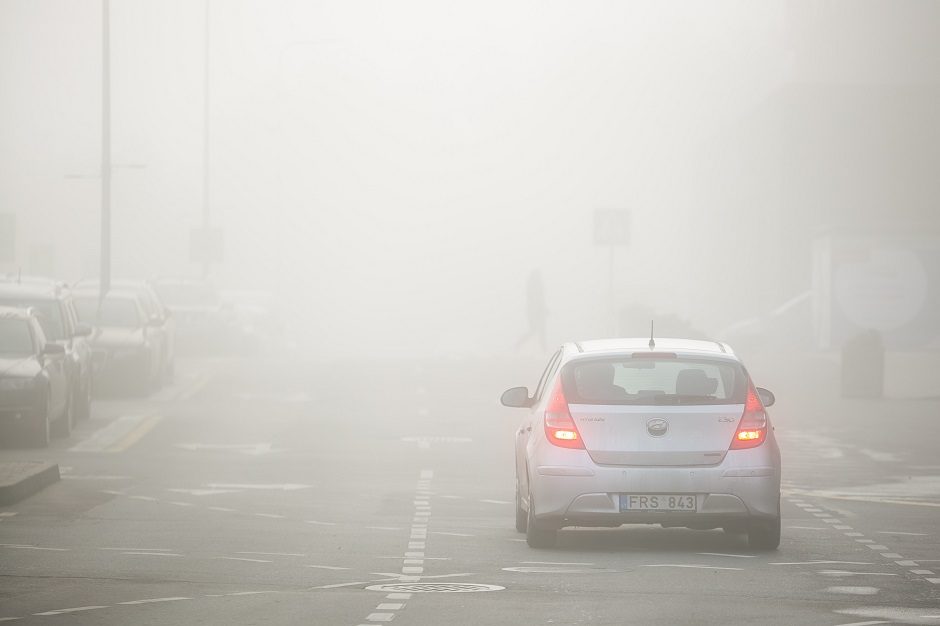 Kelininkai įspėja: eismo sąlygas sunkina rūkas