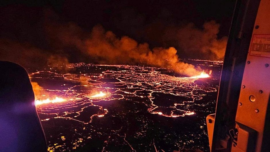 Islandijos pietvakariuose išsiveržė ugnikalnis: žmonės raginami prie jo nesiartinti