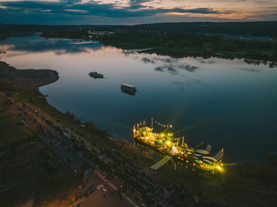 Nelaukdami sezono pradžios, turistai jau neria į žaliojo pakaunės smaragdo glėbį