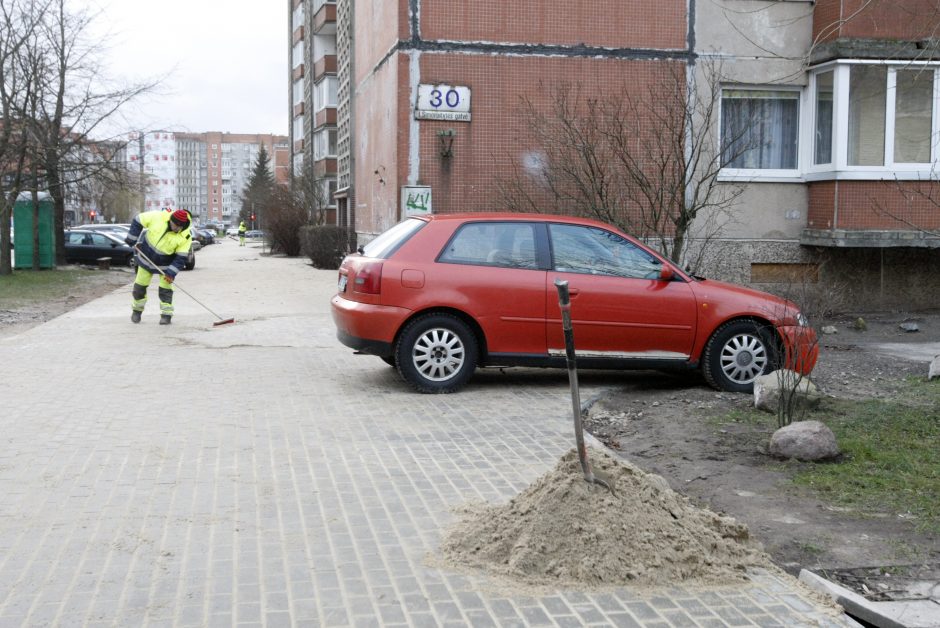 Ant naujų šaligatvių – seni vairuotojų įpročiai: pažeidėjus baus be gailesčio