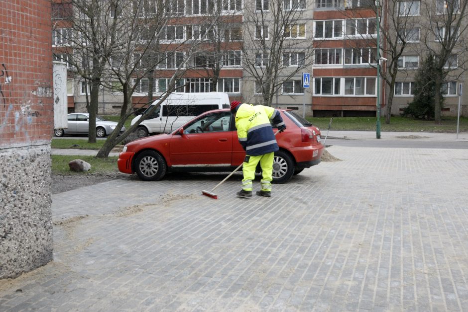 Ant naujų šaligatvių – seni vairuotojų įpročiai: pažeidėjus baus be gailesčio