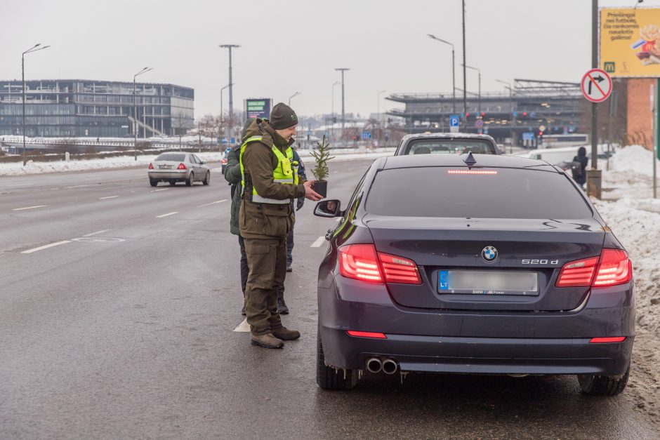 Vairuotojams – dovanos: miškininkai su policijos pareigūnais dalijo eglutes