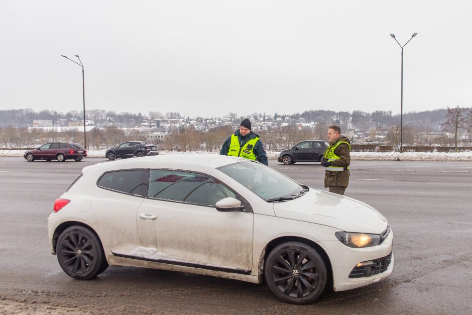 Vairuotojams – dovanos: miškininkai su policijos pareigūnais dalijo eglutes