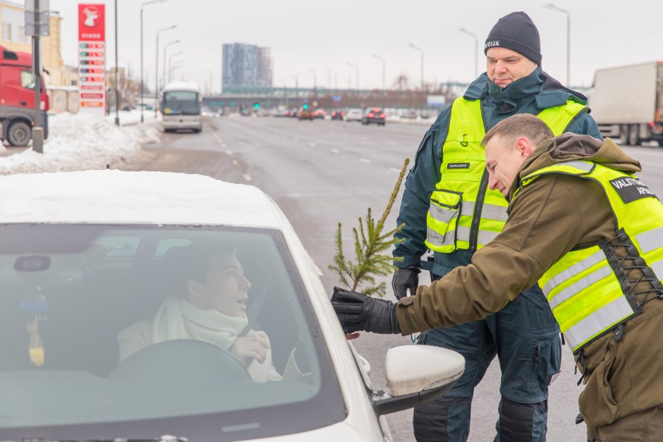 Vairuotojams – dovanos: miškininkai su policijos pareigūnais dalijo eglutes