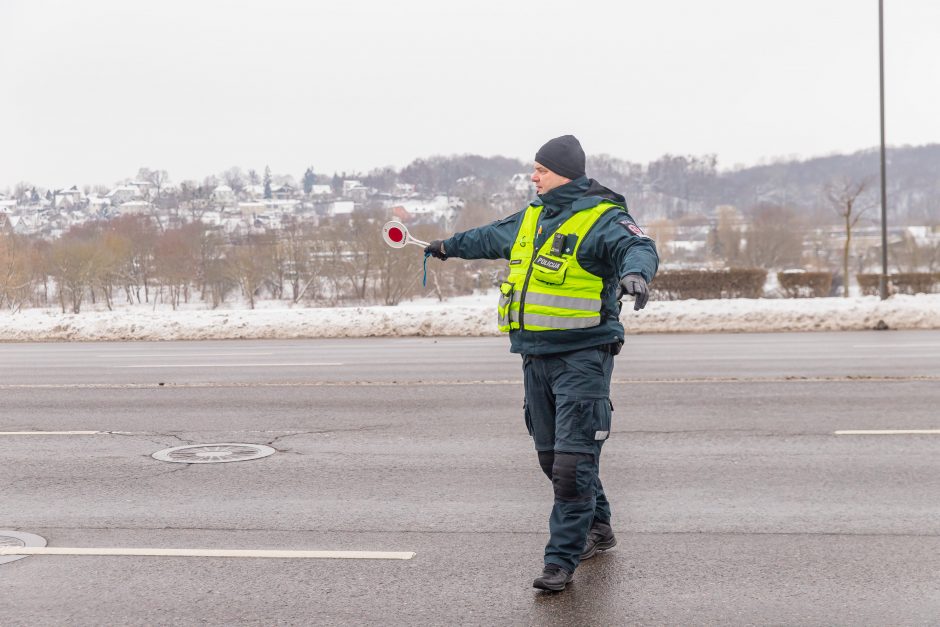 Vairuotojams – dovanos: miškininkai su policijos pareigūnais dalijo eglutes