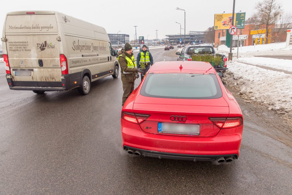 Vairuotojams – dovanos: miškininkai su policijos pareigūnais dalijo eglutes