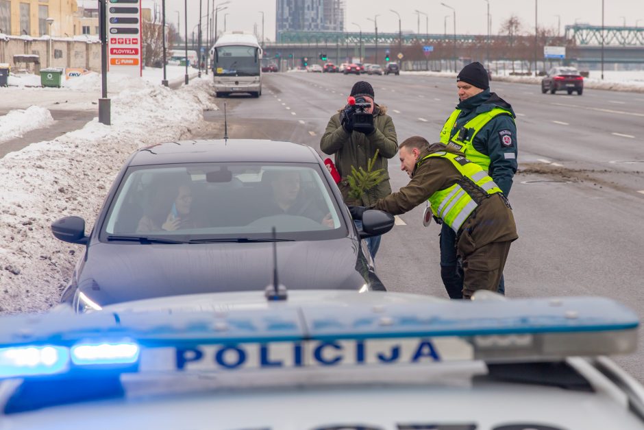 Vairuotojams – dovanos: miškininkai su policijos pareigūnais dalijo eglutes