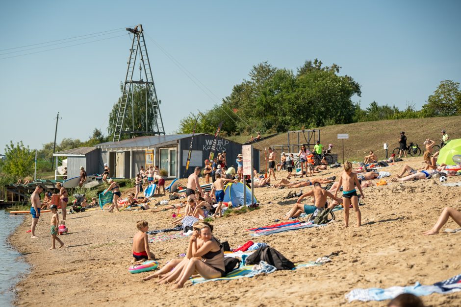 Karštis kauniečius gena prie vandens