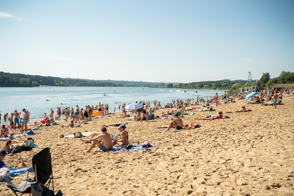 Karštis kauniečius gena prie vandens