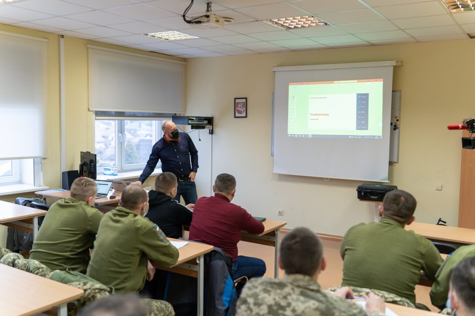 Svarbi misija Kaune: Ukrainos kariai mokomi naudotis akcijos „Radarom“ metu įsigytais radarais