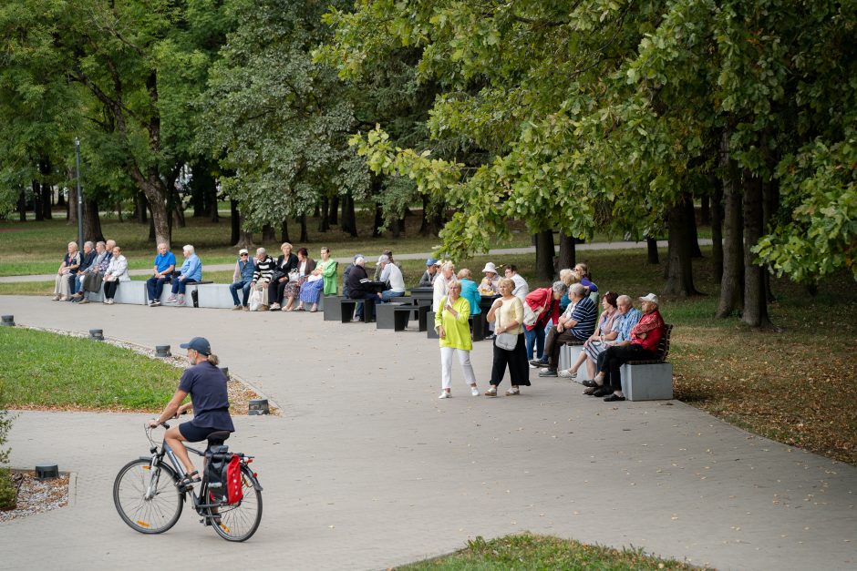 Senjorai palydėjo vasarą: azartiškos šachmatų partijos ir pasivaikščiojimai su bičiuliais