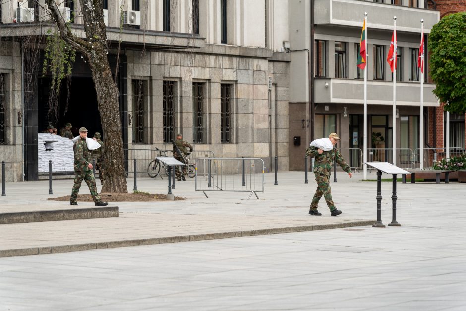 To kasdien nepamatysi: Kauno miesto savivaldybė apjuosta tvoromis ir smėlio maišais