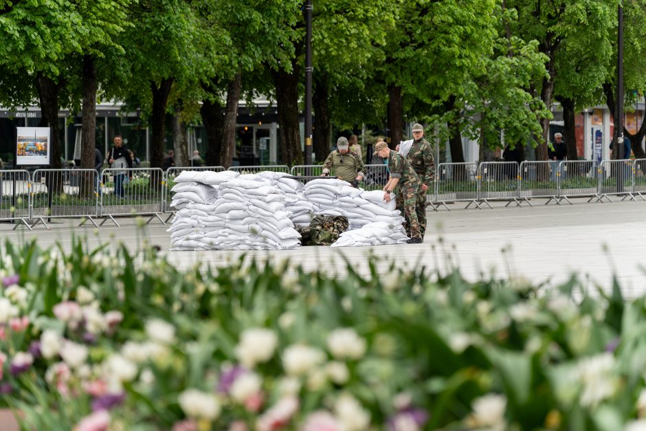 To kasdien nepamatysi: Kauno miesto savivaldybė apjuosta tvoromis ir smėlio maišais