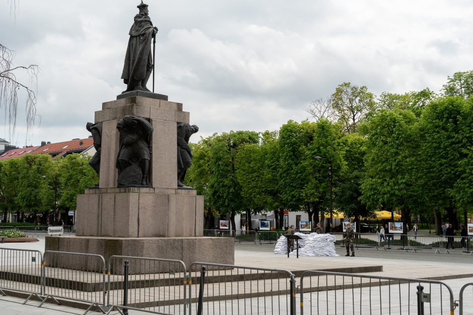 To kasdien nepamatysi: Kauno miesto savivaldybė apjuosta tvoromis ir smėlio maišais