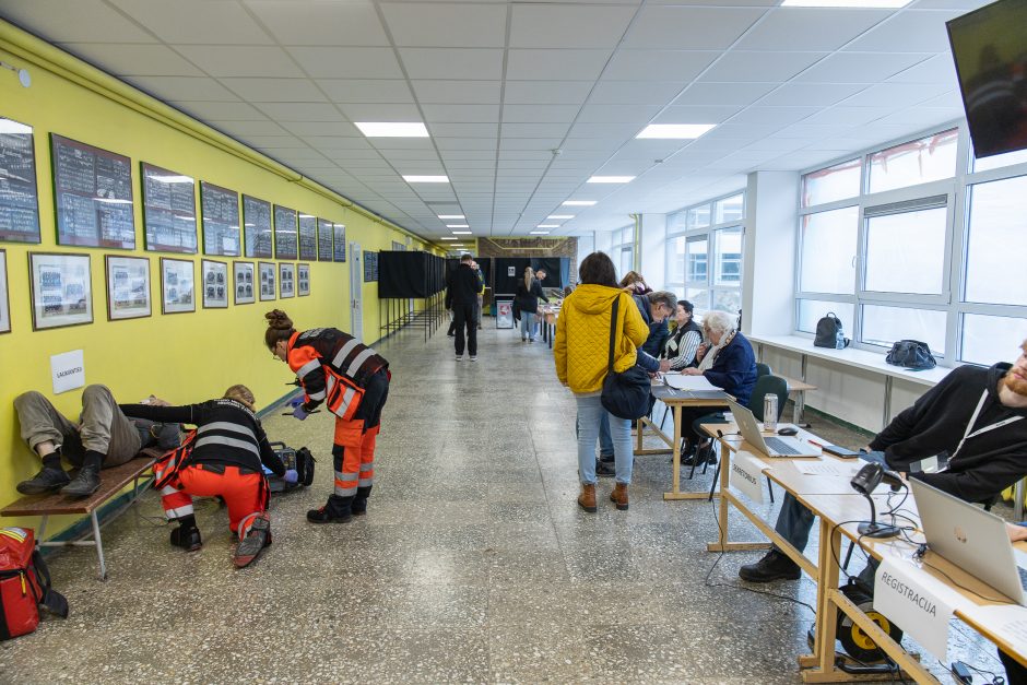 Kauniečiams renkantis prie balsadėžių vienam rinkėjui prireikė medikų