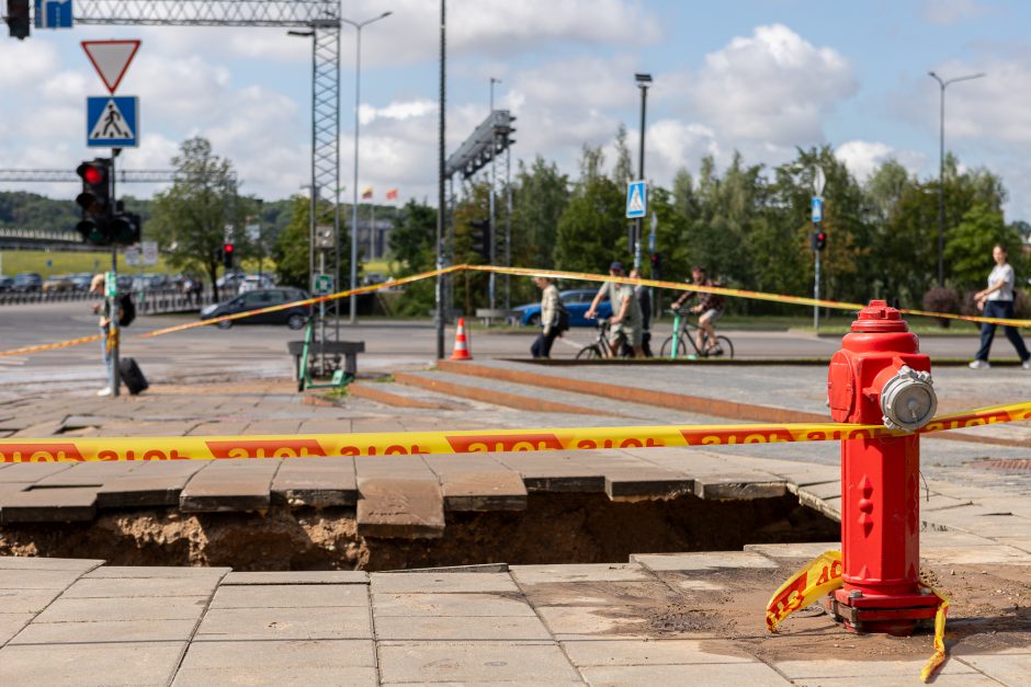 Prie Kauno „Akropolio“ – vandentiekio avarija