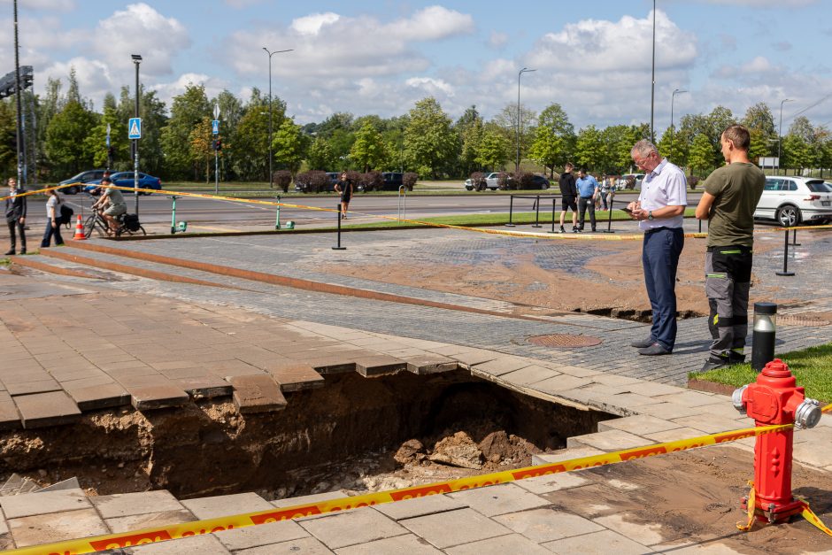 Prie Kauno „Akropolio“ – vandentiekio avarija