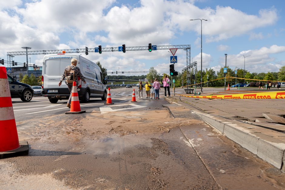 Prie Kauno „Akropolio“ – vandentiekio avarija