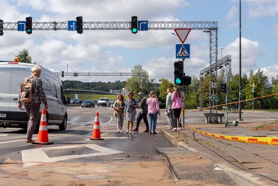 Prie Kauno „Akropolio“ – vandentiekio avarija