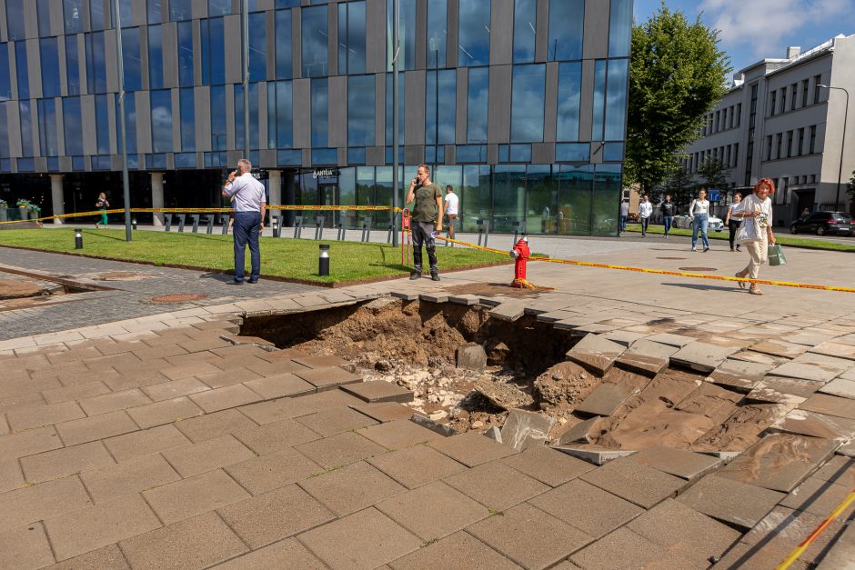 Prie Kauno „Akropolio“ – vandentiekio avarija