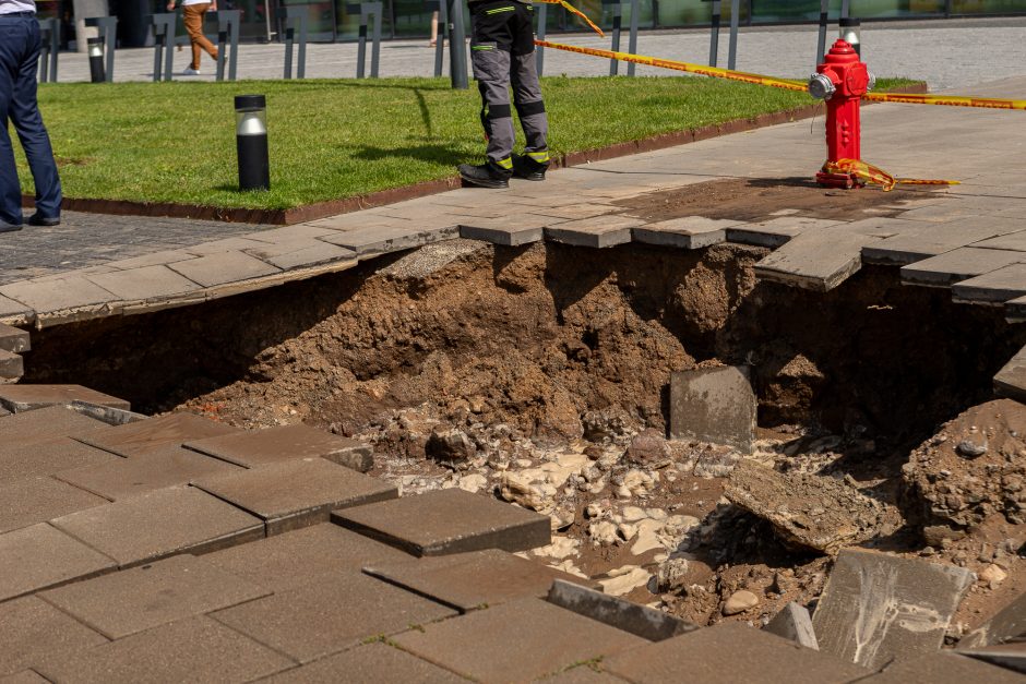 Prie Kauno „Akropolio“ – vandentiekio avarija