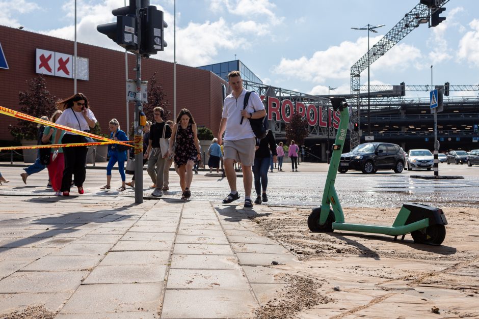 Prie Kauno „Akropolio“ – vandentiekio avarija