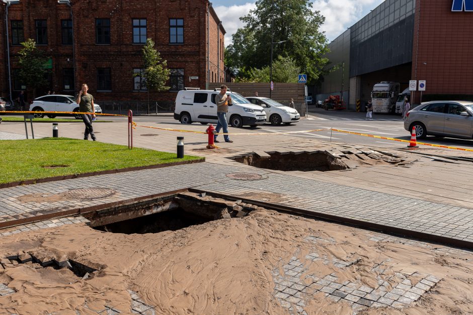 Prie Kauno „Akropolio“ – vandentiekio avarija