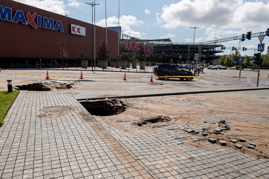 Prie Kauno „Akropolio“ – vandentiekio avarija