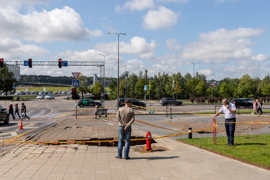 Prie Kauno „Akropolio“ – vandentiekio avarija