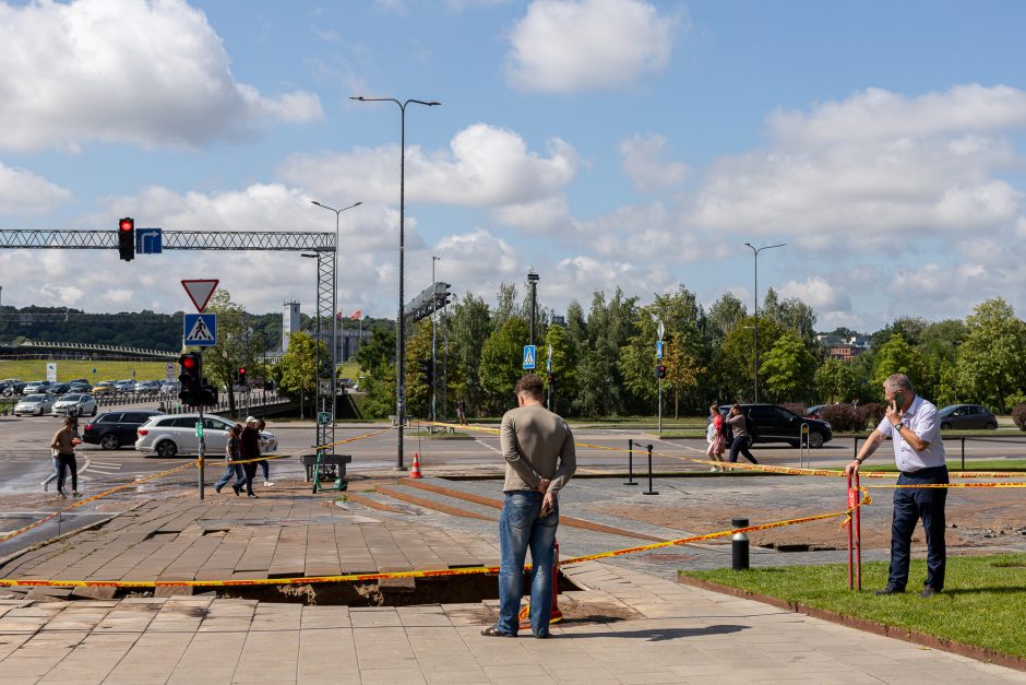 Prie Kauno „Akropolio“ – vandentiekio avarija