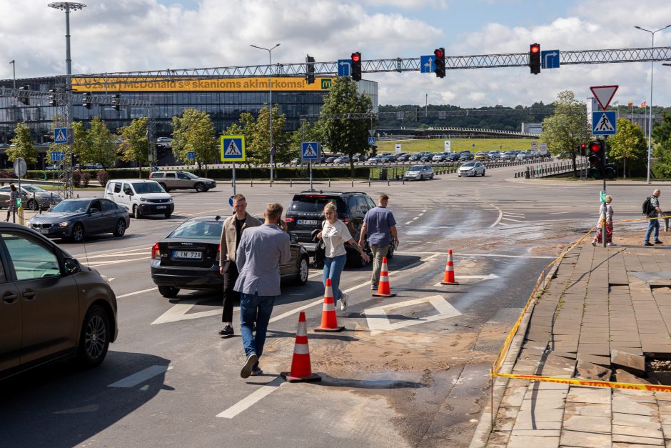 Prie Kauno „Akropolio“ – vandentiekio avarija