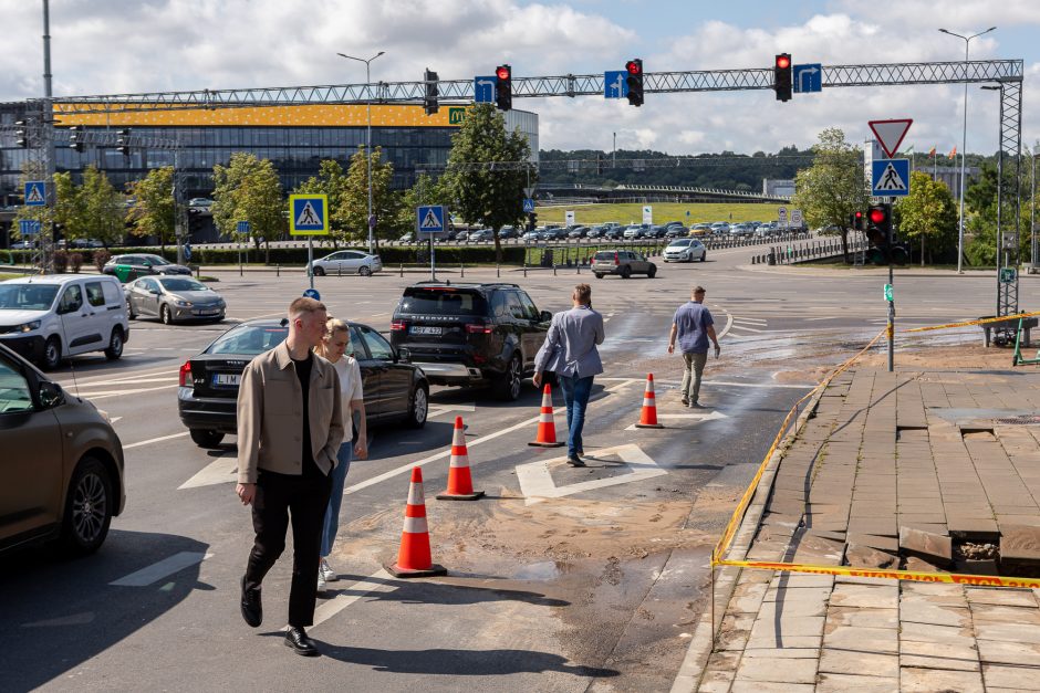 Prie Kauno „Akropolio“ – vandentiekio avarija