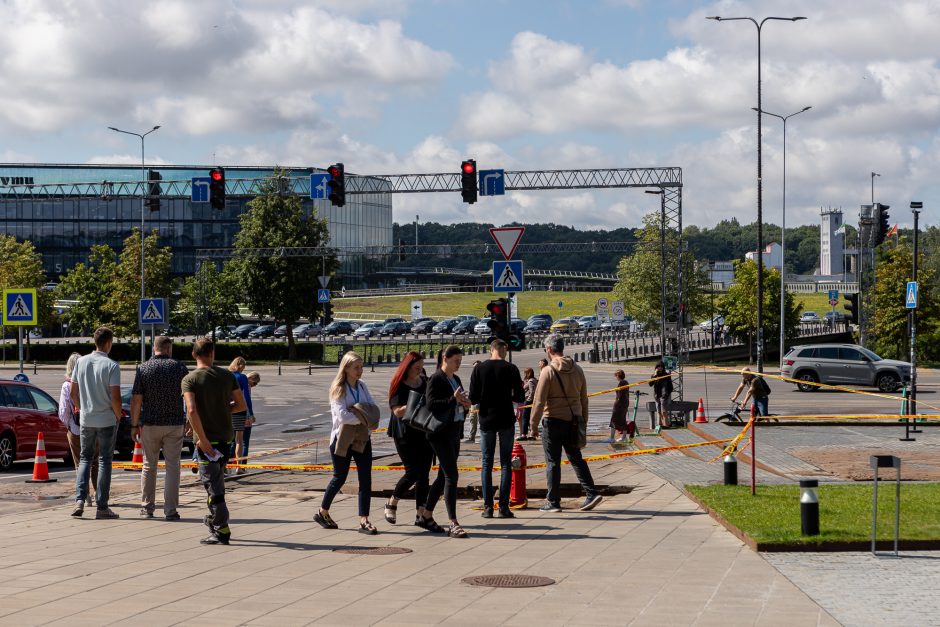 Prie Kauno „Akropolio“ – vandentiekio avarija